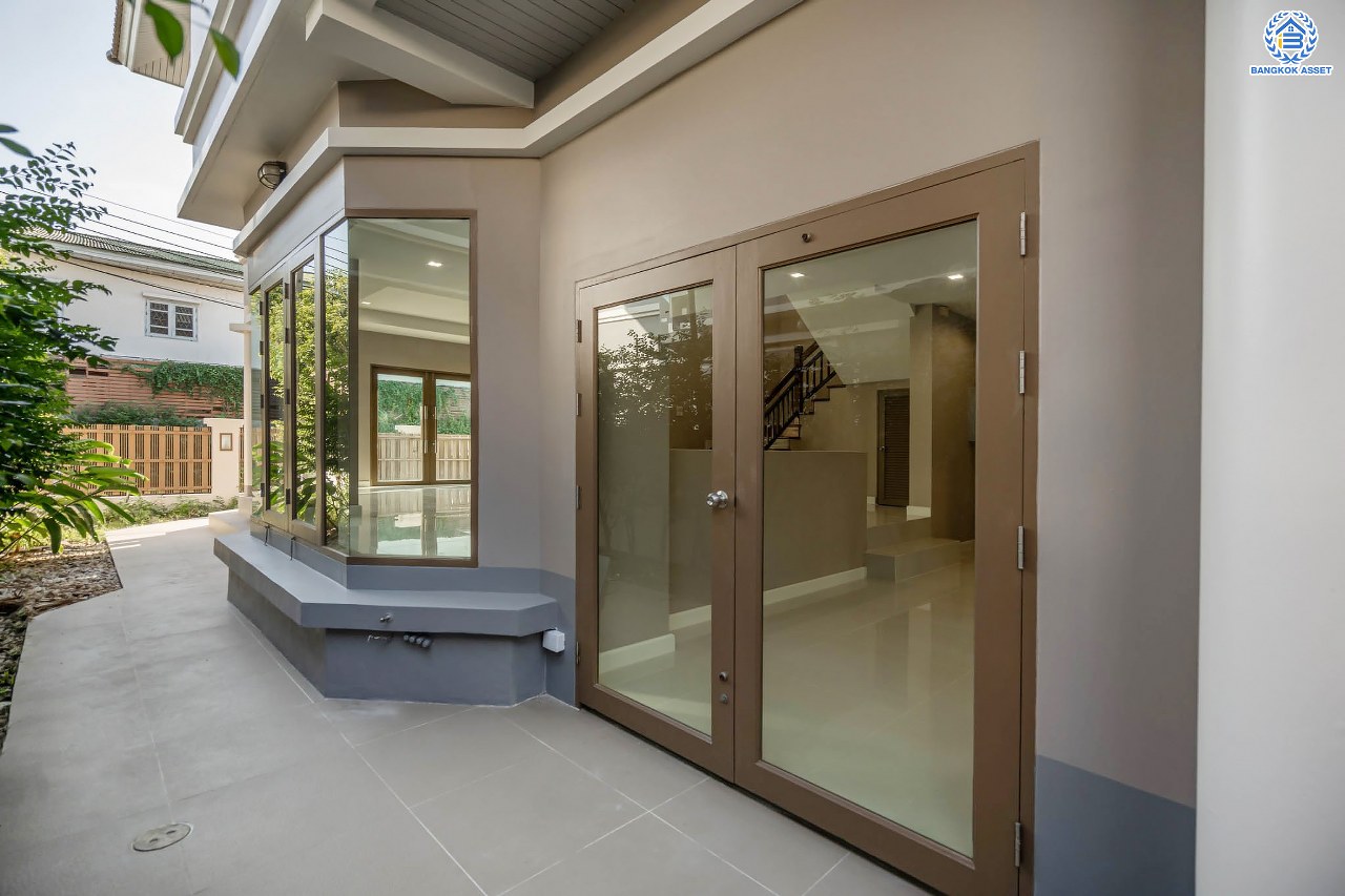 บ้านมือสองตกแต่งใหม่ ดีไซน์สวย โครงการ ซันไรซ์กรีน นวมินทร์ เนื้อที่ 75 ตร.ว. พื้นที่ใช้สอยมากถึง 338 ตร.ม. พร้อมฟังก์ชัน 4 ห้องนอน 4 ห้องน้ำ 1 ห้องแม่บ้าน จอดรถได้ 2 คัน รองรับทุกกิจกรรม บนทำเลเชื่อมต่อหลายเส้นทาง ใกล้รถไฟฟ้าสายสีชมพู "สถานีรามอินทรา" และจุดขึ้นทางด่วน "เอกมัย-รามอินทรา"